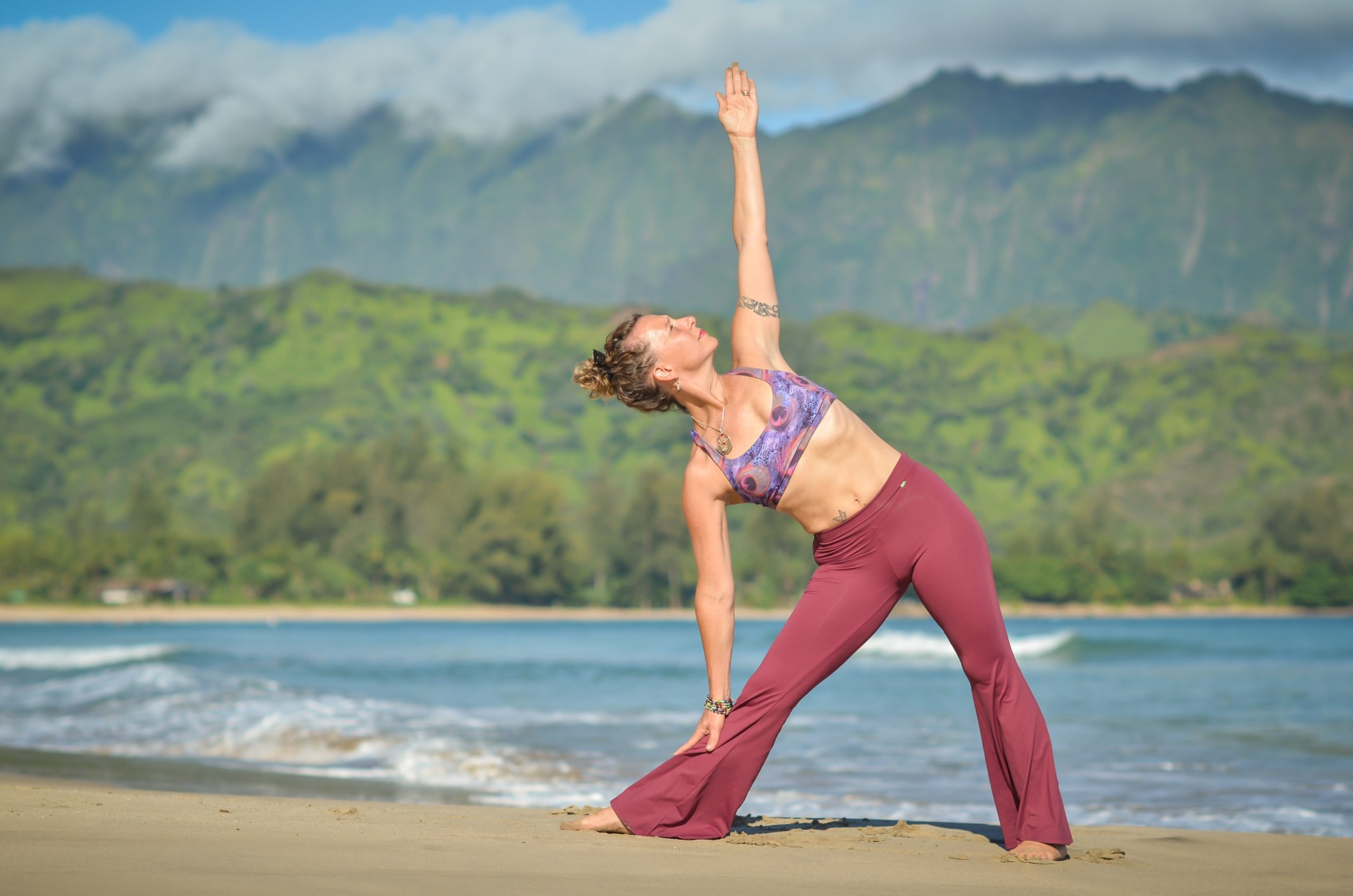 Hawaii, Kauai, Woman doing yoga on beach … – License image – 70423757 ❘  lookphotos